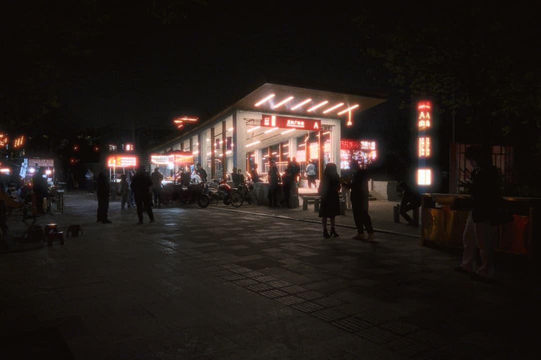 看望全球首家具身智能机器人4S店